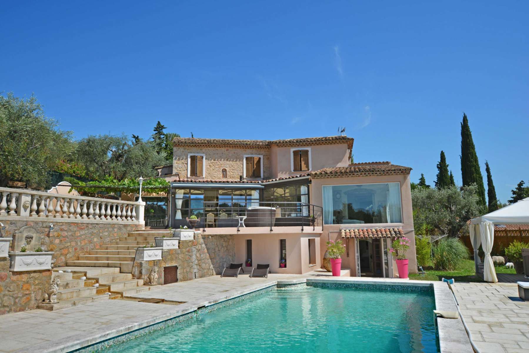 Вилла 350 кв.м. в спокойном районе в Mougins