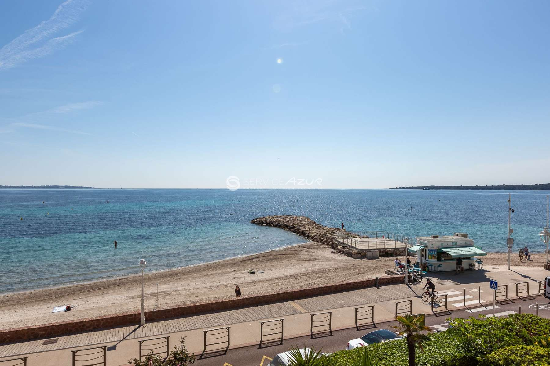 Sea view 4 rooms flat in Cannes Palm Beach