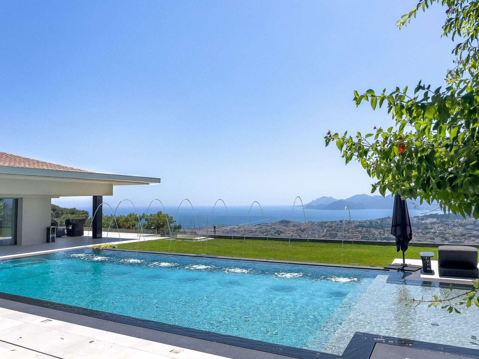Cannes Heights Ultra-Modern Villa with Panoramic Bay Views