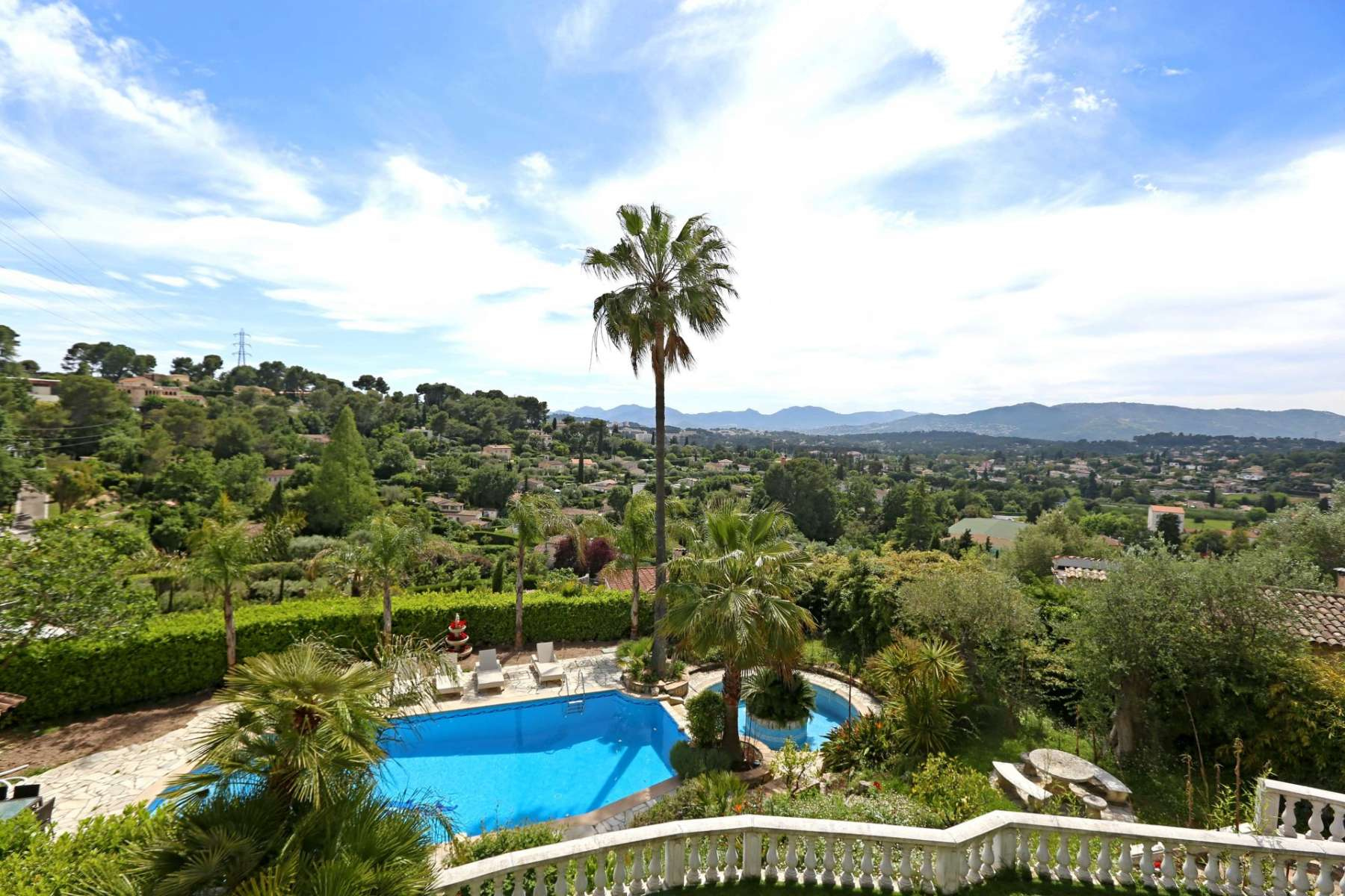 Villa with pool and nice view over Mougins