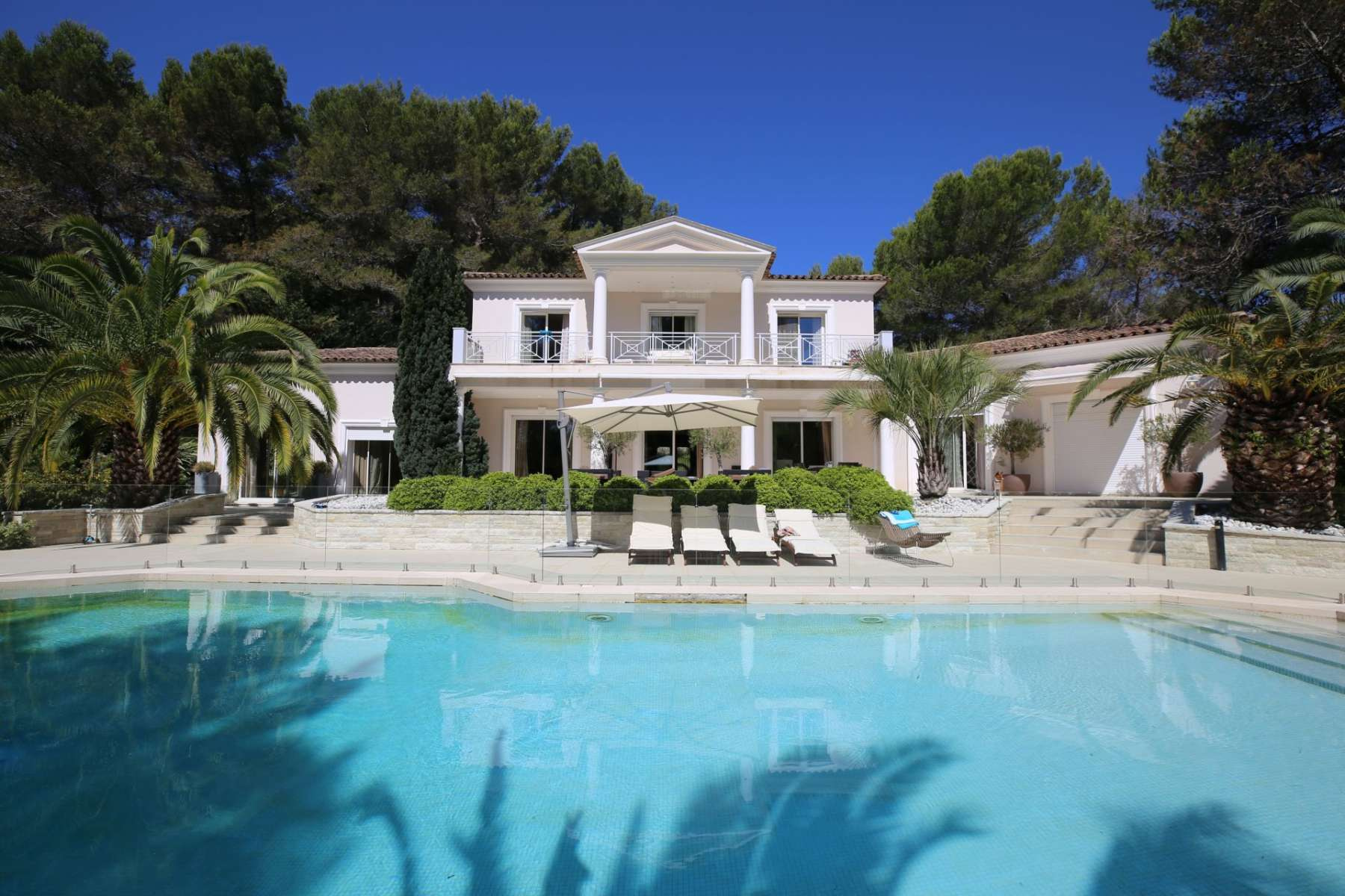 Property in private high standing estate in Mougins