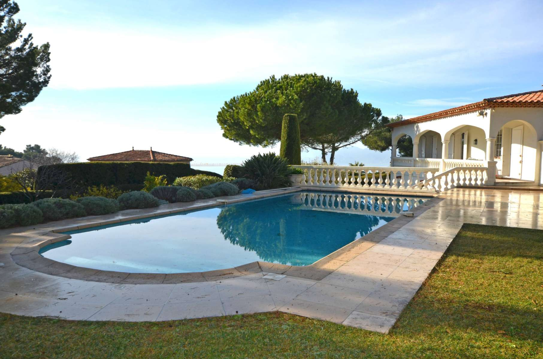 Rent sea view villa in Cannes