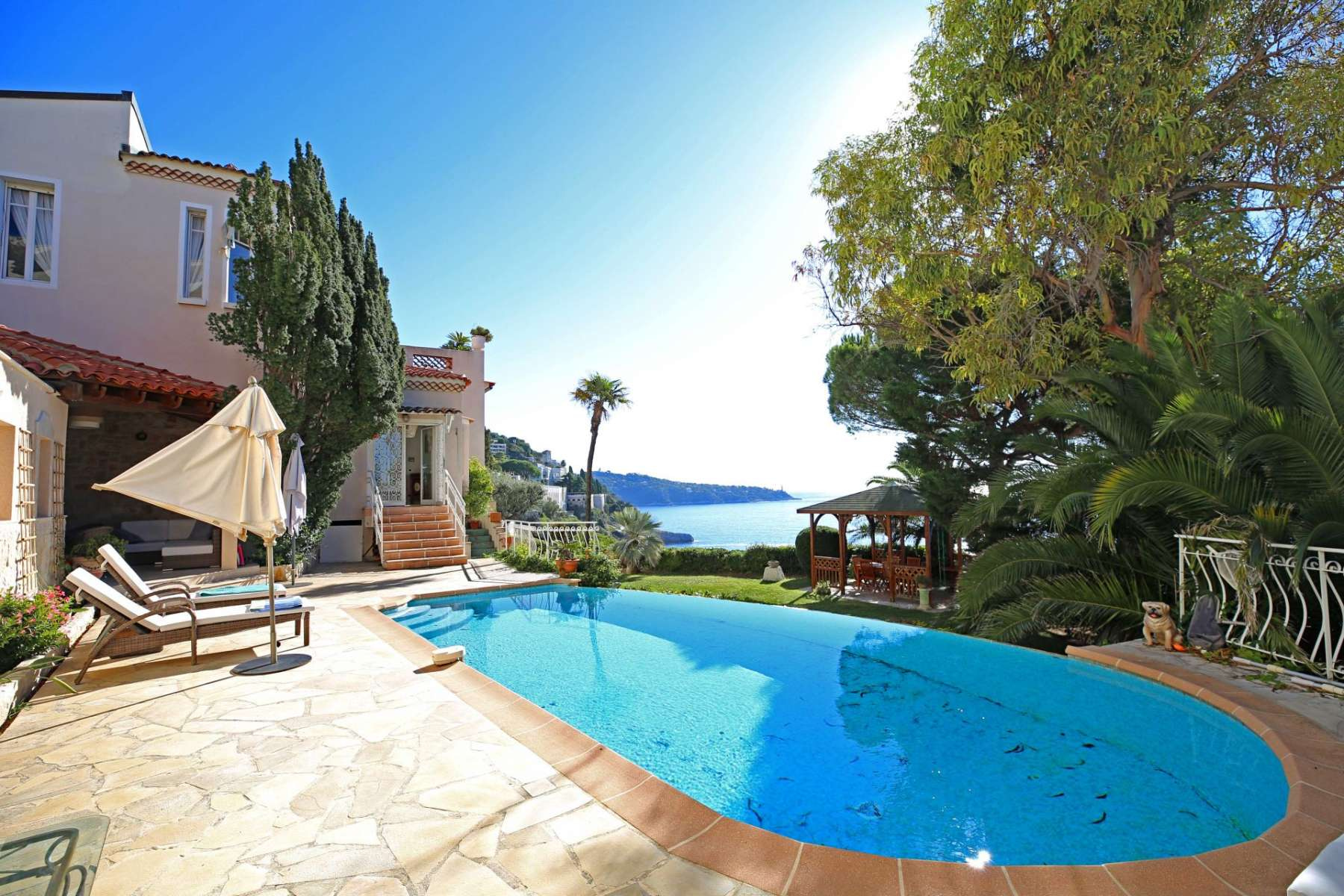 Дом в Ницце с бассейном и красивым видом на море