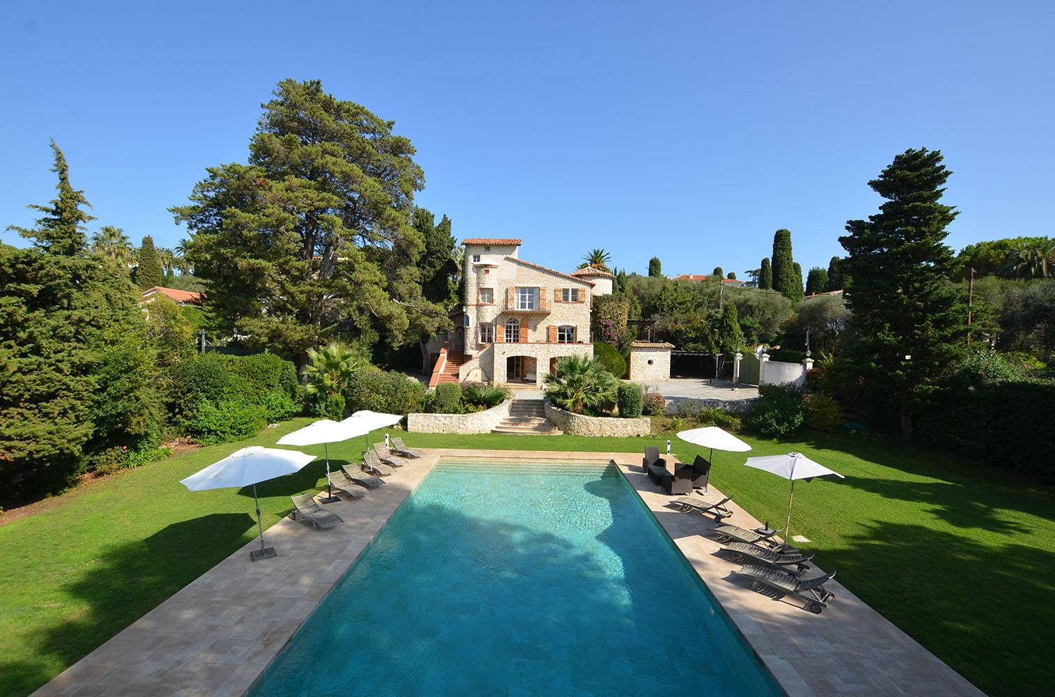 Charming stone property in Cap d’Antibes 200 meters from the beach