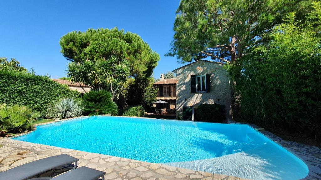 Rent a house in Antibes close to golf and beach