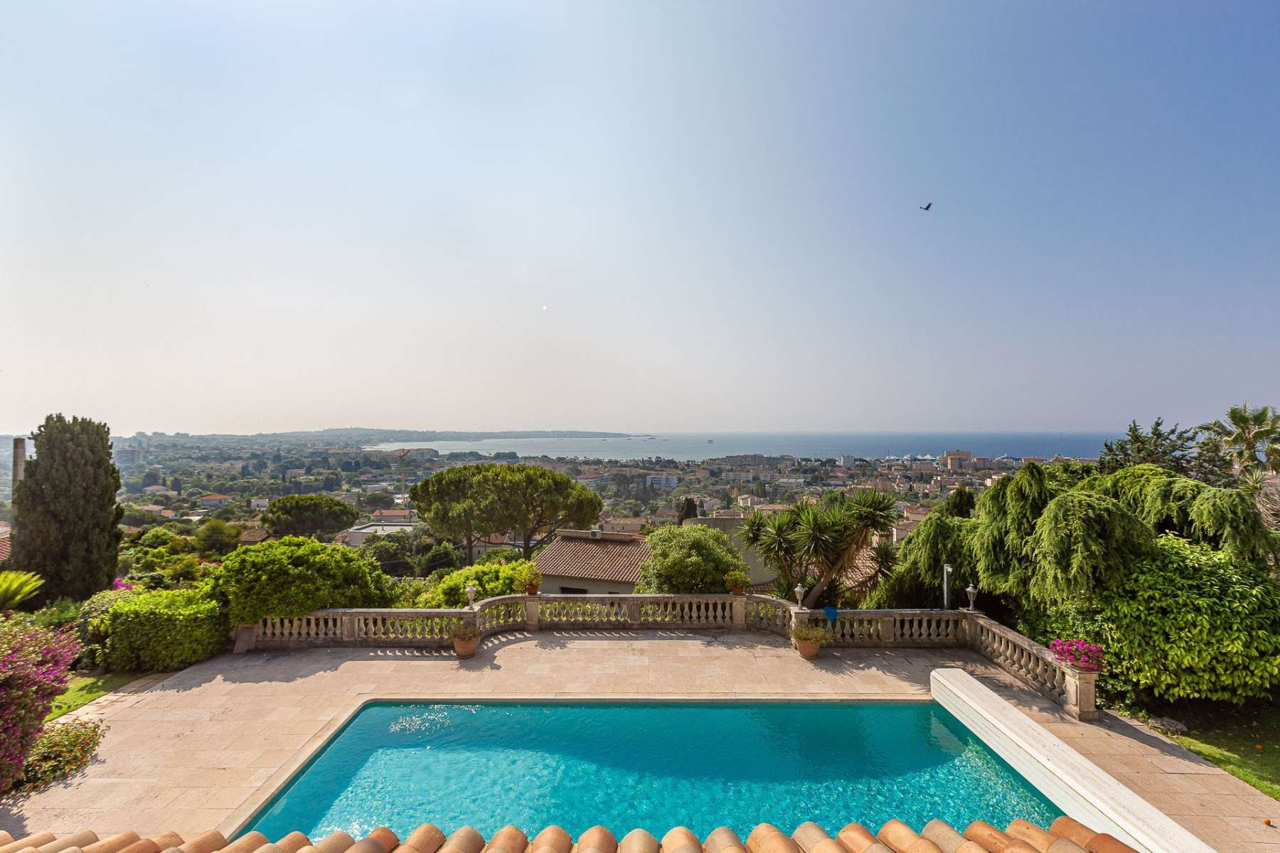 Sea View Provençal Villa in Golfe-Juan in Gated Estate Near the Beaches