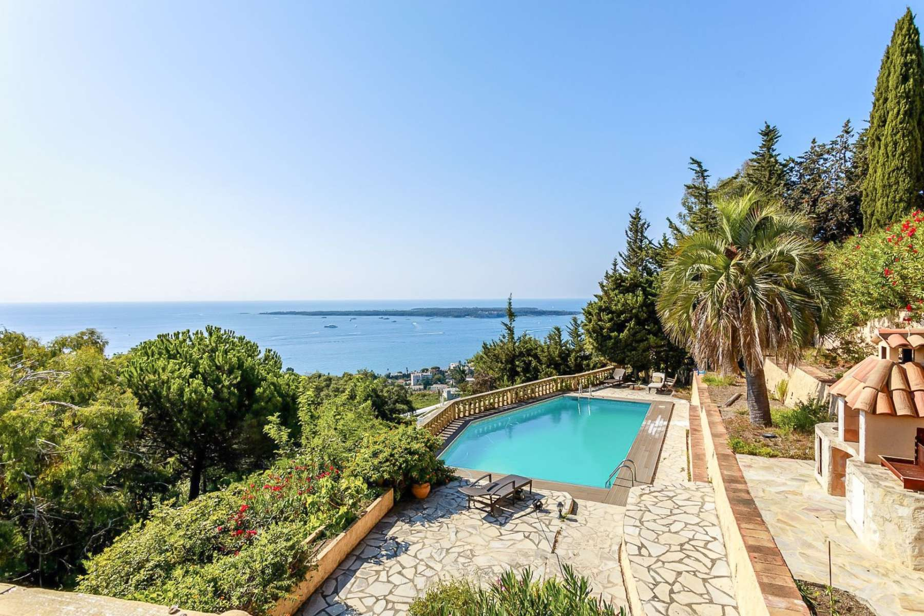 Villa boasting panoramic views of the Bay of Cannes