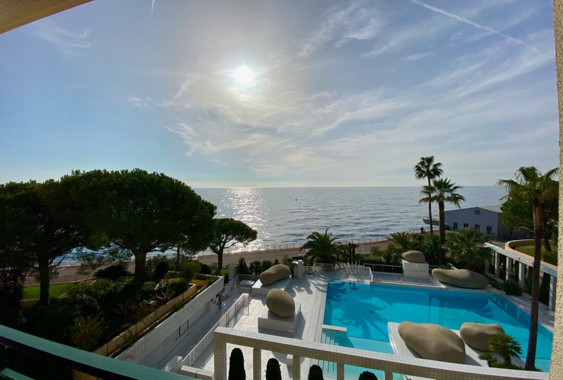 Апартаменты с видом на море в Монако в резиденции с бассейном
