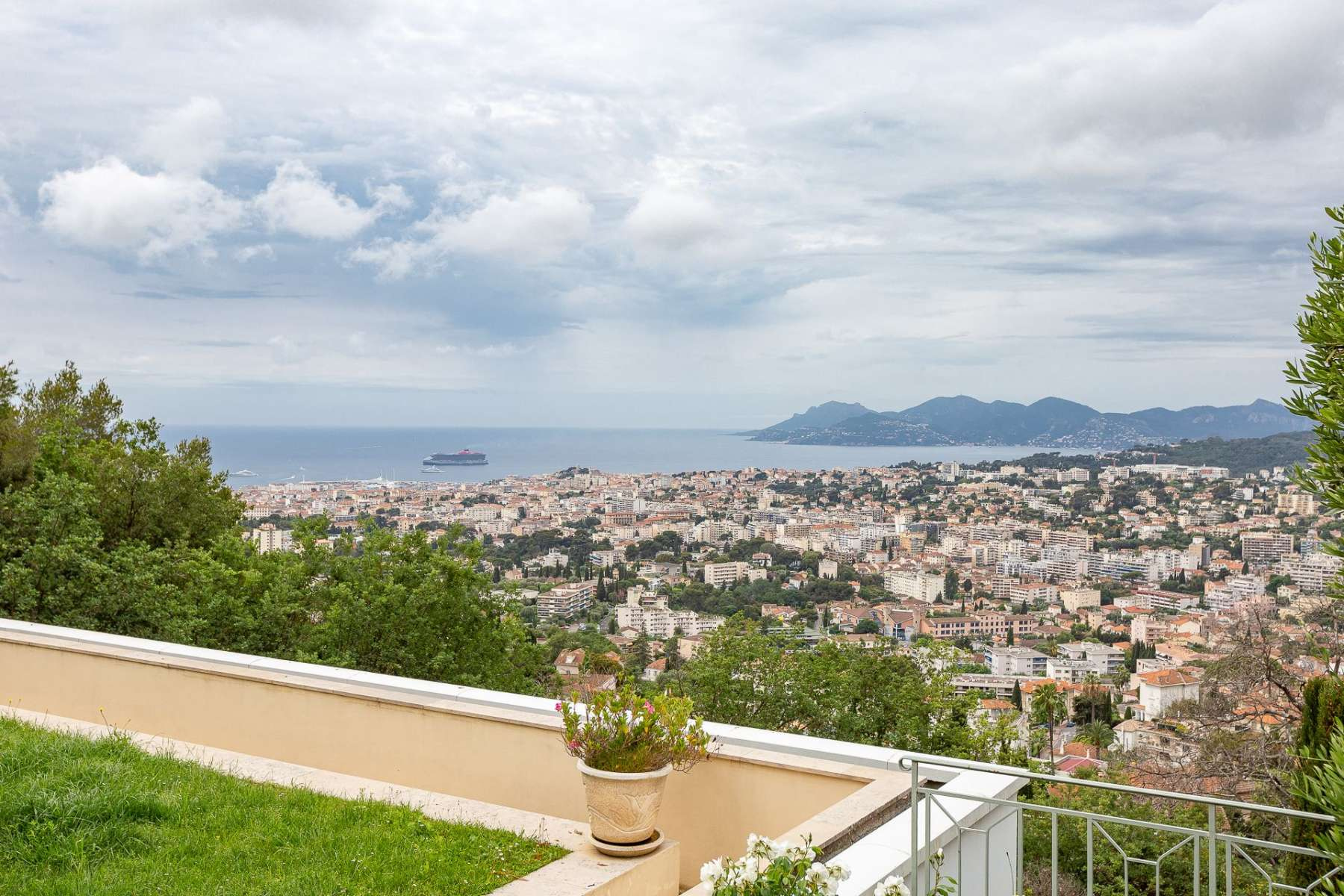 Sea and surroundings view villa in Cannes