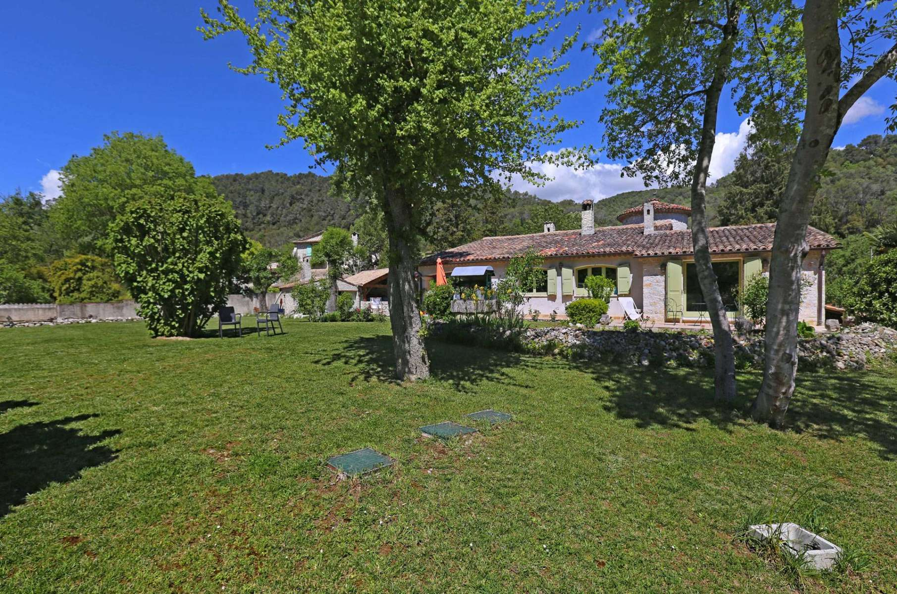 Продажа дома из камня возле реки в Colle sur Loup