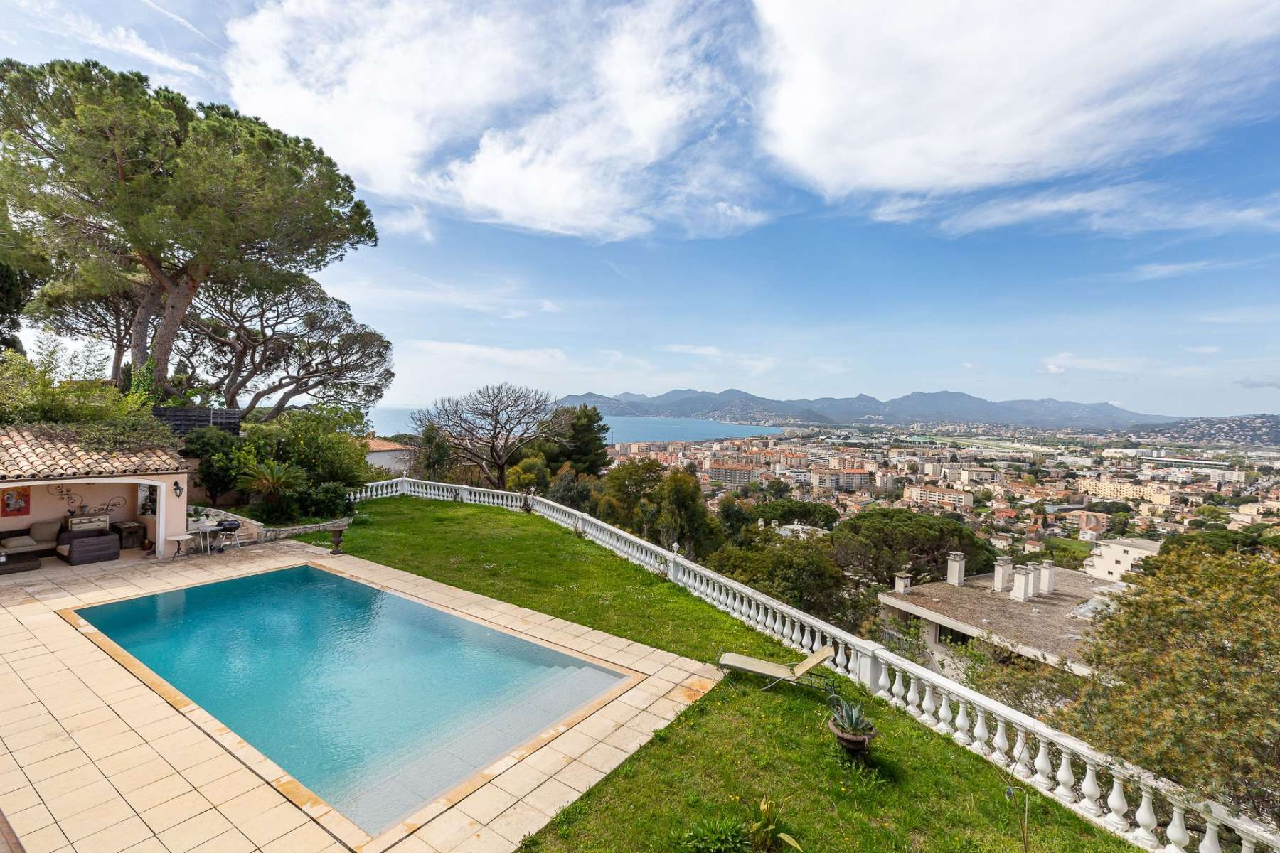 Уютная вилла на холмах в Cannes с видом на море