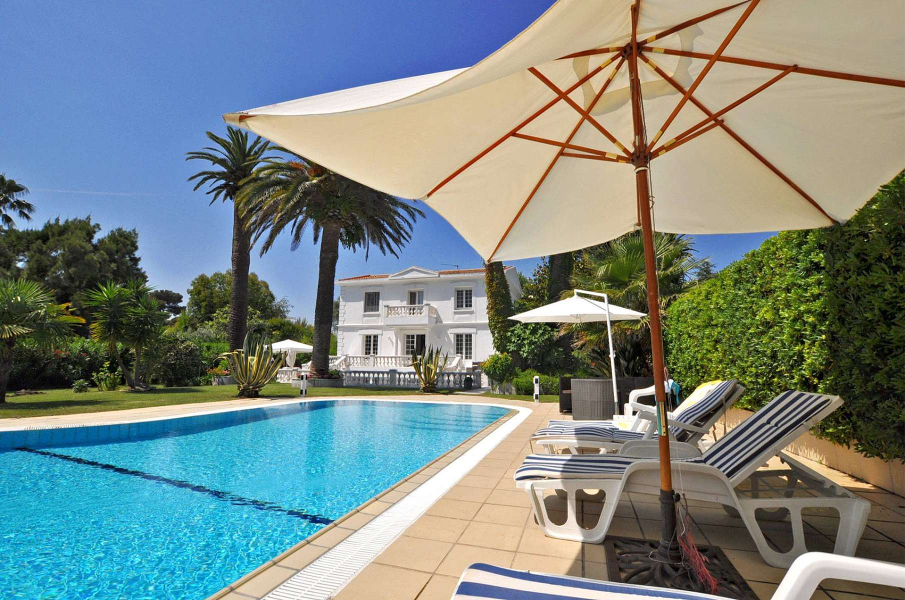 Villa close to the sea for rent in Cap d'Antibes