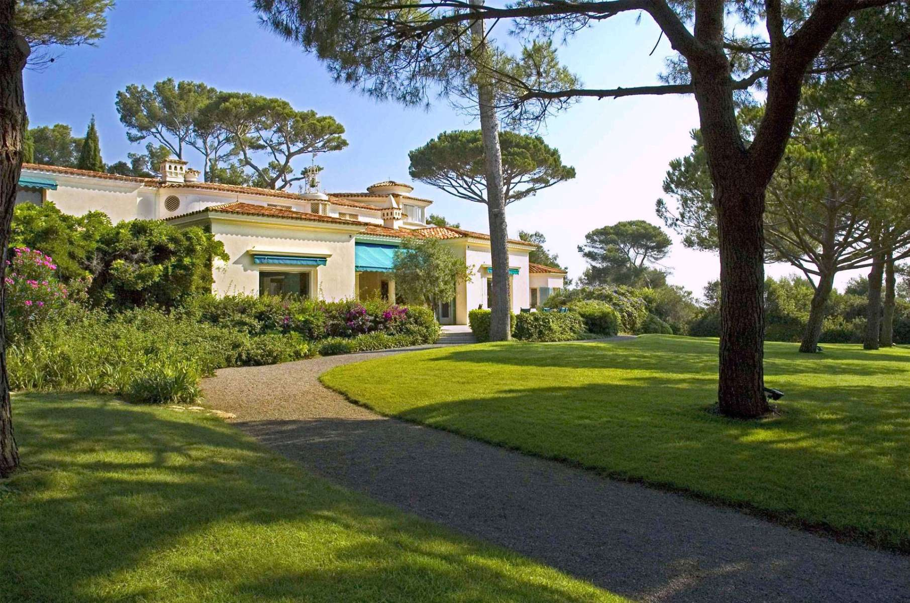 Rare property to rent in Cap d'Antibes, with private access to the sea and land 10 hectares