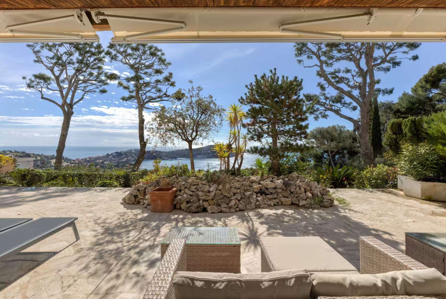 Fully renovated 150 m2 apartment with magnificent sea view in Villefranche-sur-mer