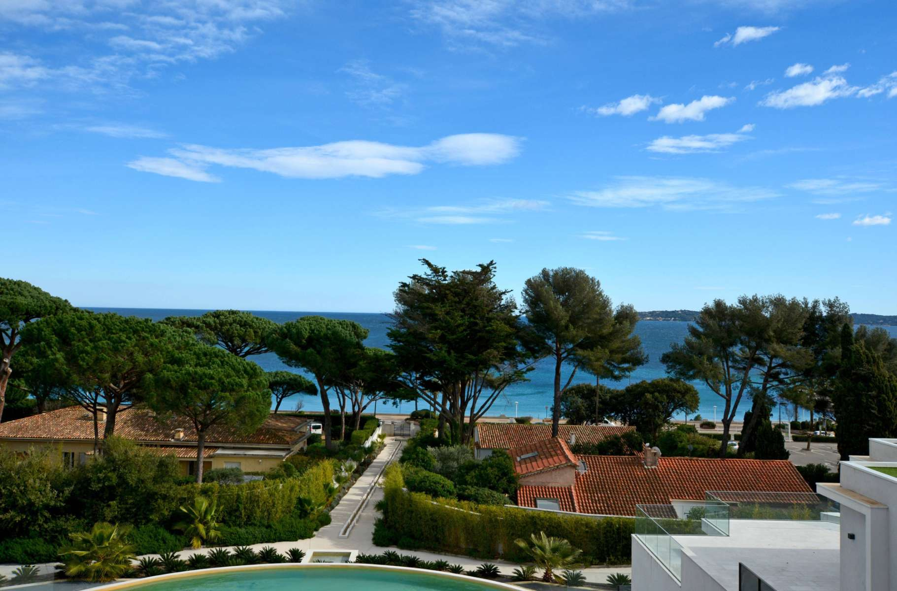 Аренда апартаментов с видом на море в резиденции с бассейном в Sainte Maxim