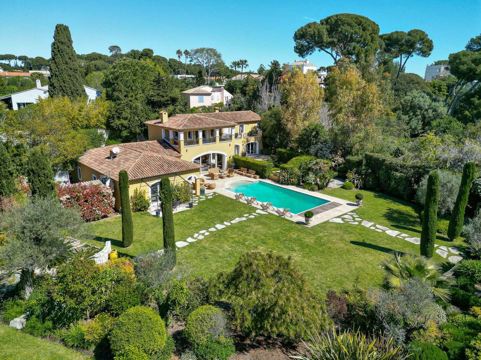 Tranquil and Spacious Cap d'Antibes Villa with Expansive Gardens