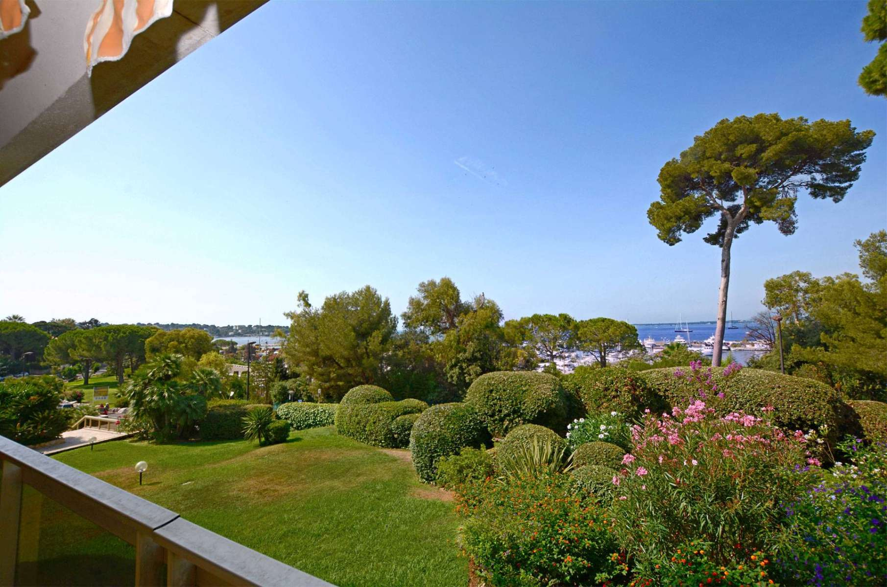 Rent apartment close to the sea in Сap d'Antibes
